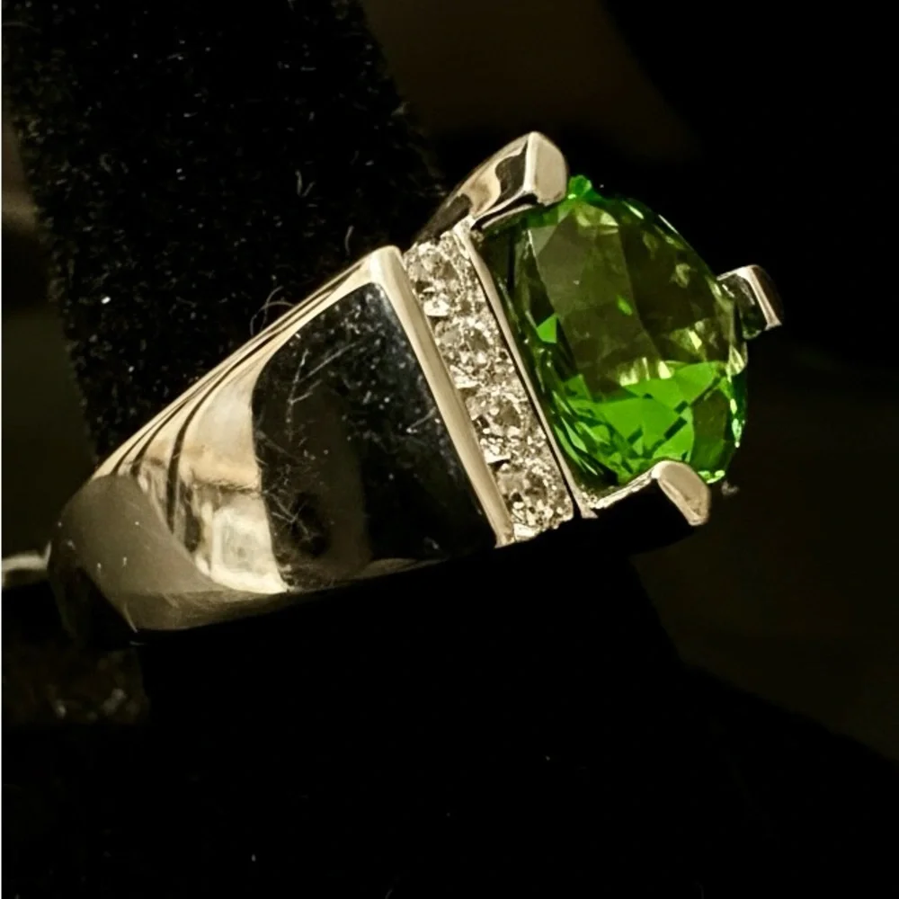 Elegant Green‎ helenite Gemstone Ring set in Sterling silver